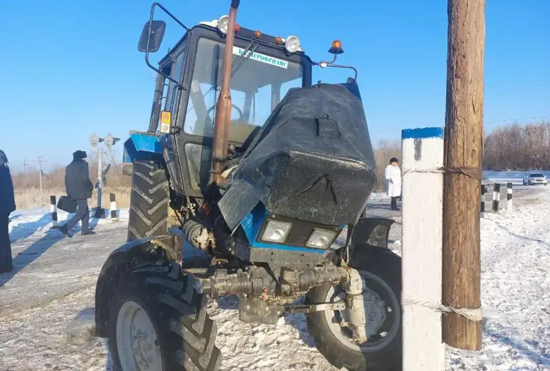 Трактор столкнулся с товарным поездом в Жетысуской области