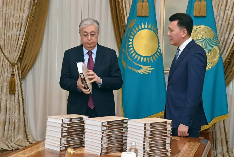 Қасим-Жомарт Тоқаев сиёсий қатағон қурбонлари ҳақидаги кўп жилдлик китоб билан танишди