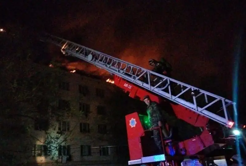 100 человек из горящего дома спасли в Таразе