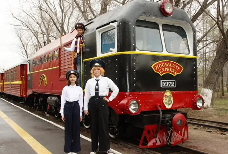 На экспрессе в Хогвартс: детская железная дорога открыла сезон в Караганде