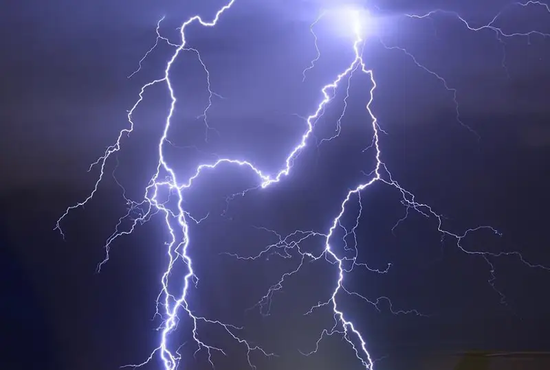 Молния ударила в часовую башню Мекки во время сильного ливня