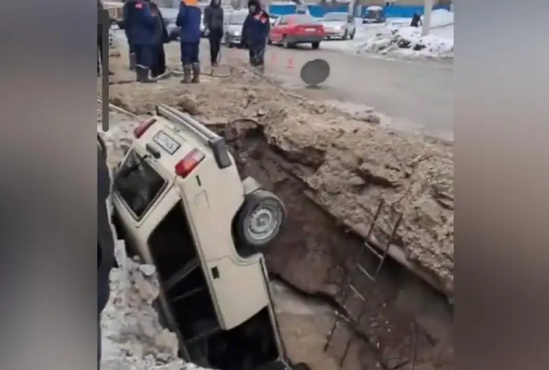 Семейде жүйткіп келе жатқан көлік шұңқырға түсіп кетті