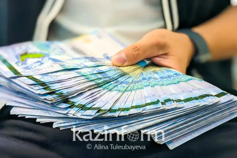 Shymkentte sot otyrysynyń hatshysyna syıaqy bergen turǵyn 69 ese aıyppul tóledi