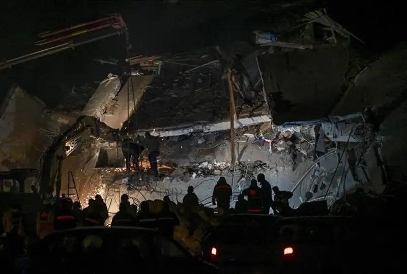 Евросоюз направляет в Турцию 1200 спасателей и 70 собак