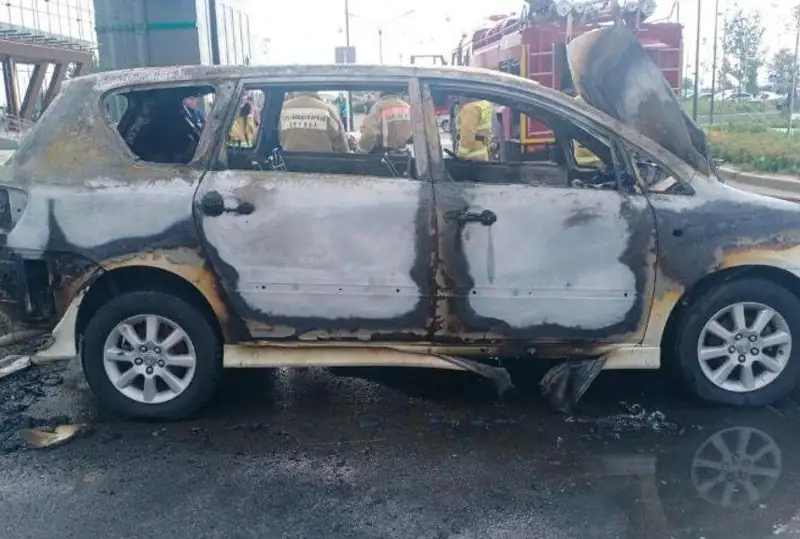 Oral áýejaıynda Toyota Ipsum avtokóligi janyp ketti