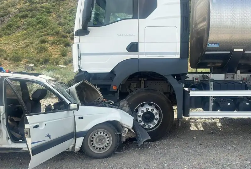 Легковая машина влетела под грузовик на автодороге в Жетысуской области: двое пострадавших