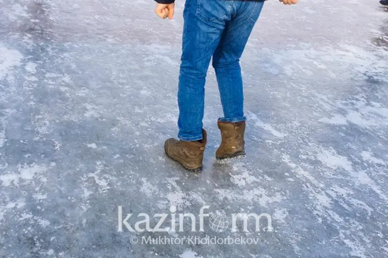 В Атырау в два раза выросло число граждан, получивших травмы из-за гололеда