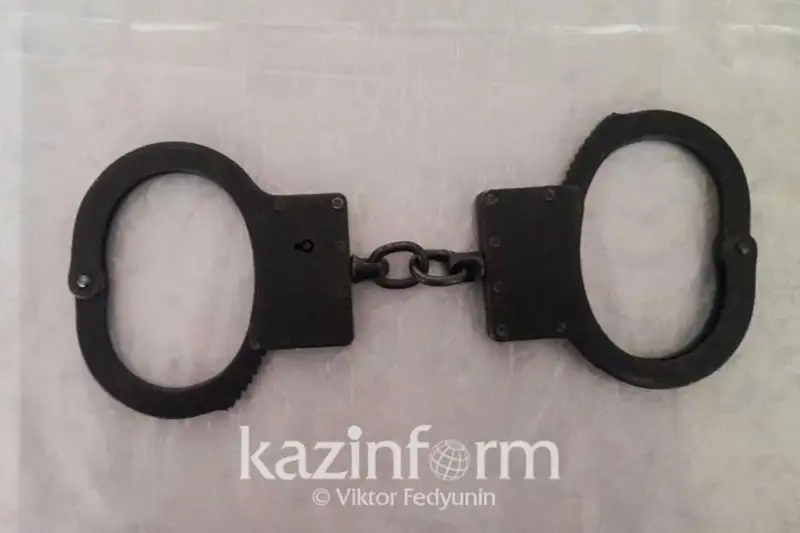 اناسى مەن بالاسىن كولىكپەن قاققان شىمكەنتتىك پوليتسەي قاماۋعا الىندى