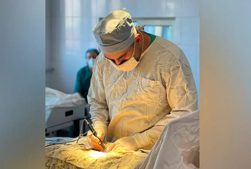 Хирург жезөкшенің кеудесін кесіп тастайды.