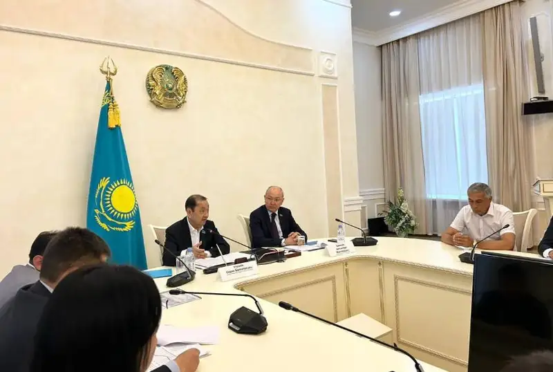 Сенатор Серик Утешов встретился с депутатами маслихата Карагандинской области