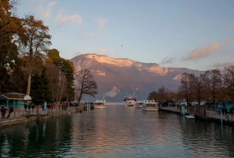 Франциядаги боғда содир бўлган пичоқбозлик оқибатида олти киши жароҳат олди