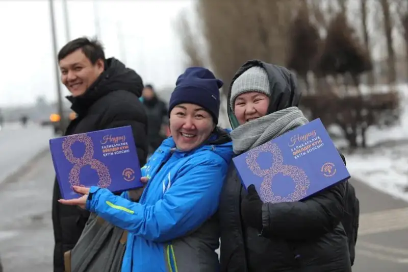 Известные казахстанки подарили женщинам 10 тысяч конфет с посланиями