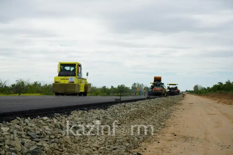 Indýstrııa mınıstri batys óńirlerdegi jol qurylysy týraly aıtty