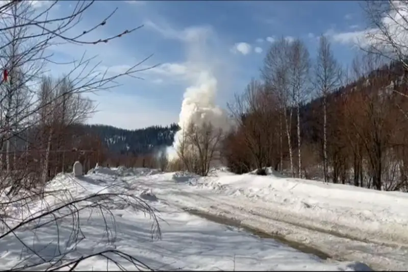 Лавина перекрыла русло реки в ВКО