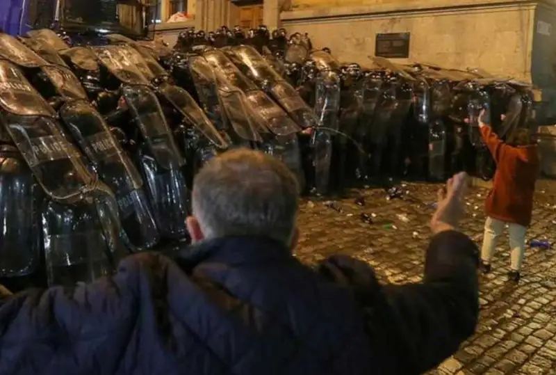 В столице Грузии полиция начала массовые задержания митингующих
