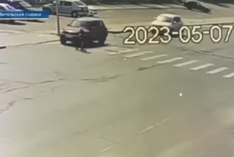 Balqash qalasynda samokat teýip bara jatqan balany kólik qaǵyp ketti