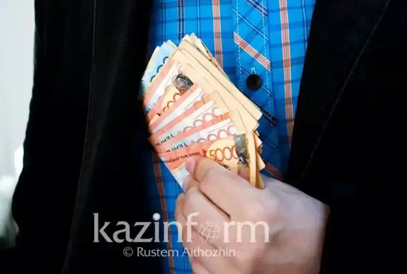 Aqtaýda medsaqtandyrý qory fılıalynyń dırektory aqsha jymqyrdy degen kúdikpen ustaldy