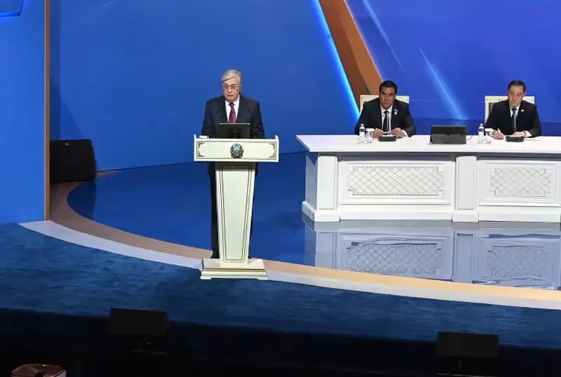 Plıýralızmge – ıá, radıkalızmge – joq, osy ustanym buljymas kúıinde qalady - Toqaev