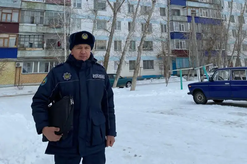 Едва не выпавшую из окна женщину спас костанайский полицейский