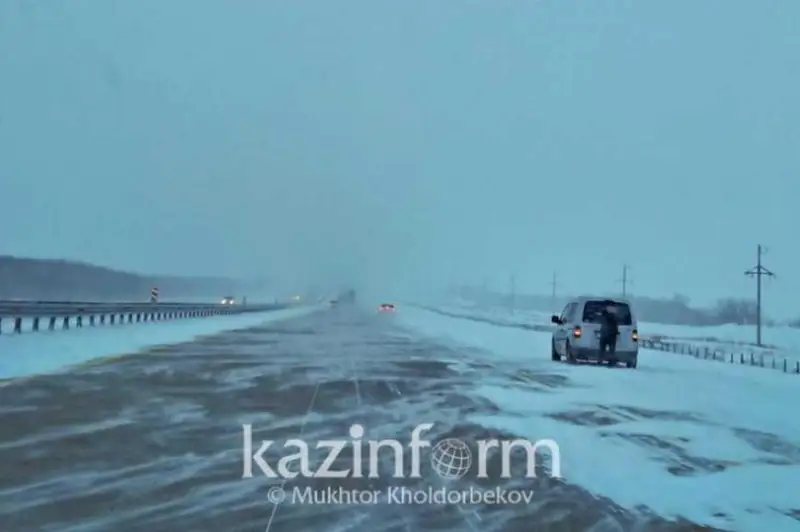 Qar, boran jáne kóktaıǵaq: Qazaqstannyń 16 óńirinde jáne Astanada eskertý jarııalandy