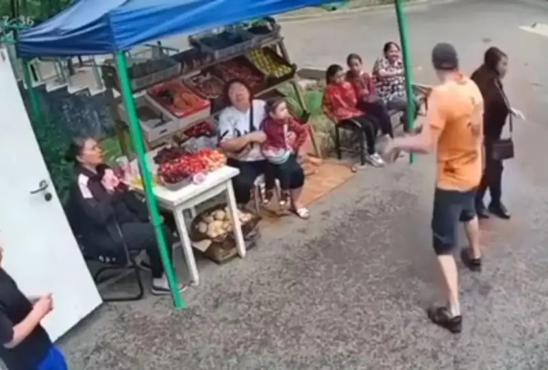 الماتىدا بەلگىسىز ەر ادام ايەلدى ۇرىپ-سوعىپ كەتتى