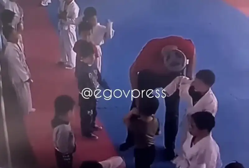 Esik qalasynda balabaqshadaǵy búldirshindi urǵan jattyqtyrýshy jumystan shyqty
