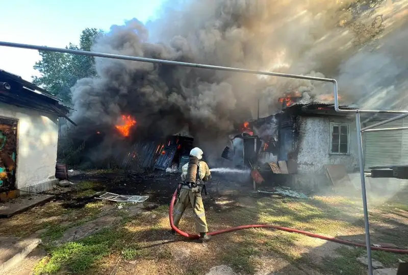 Двух человек спасли при пожаре в центре Алматы