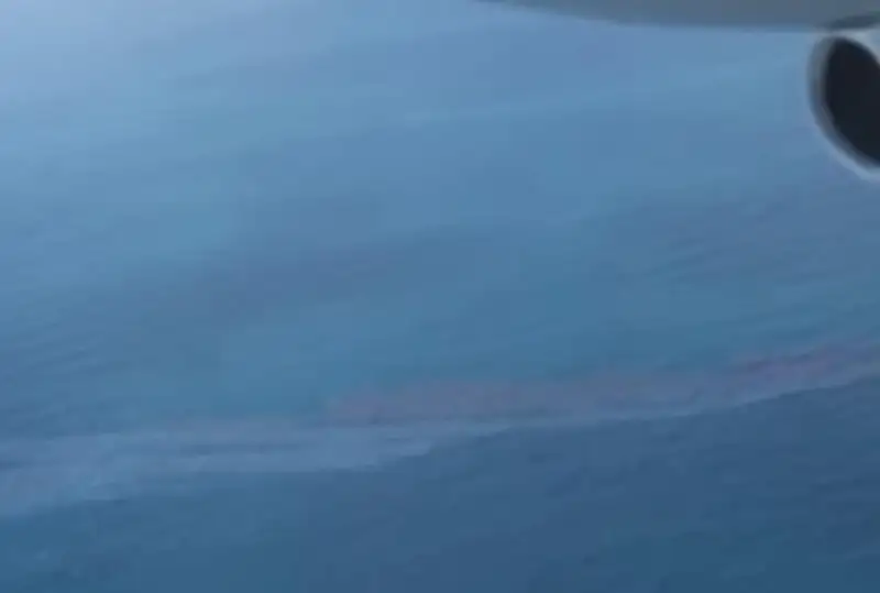 Разлив мазута произошел при затоплении танкера на Филиппинах