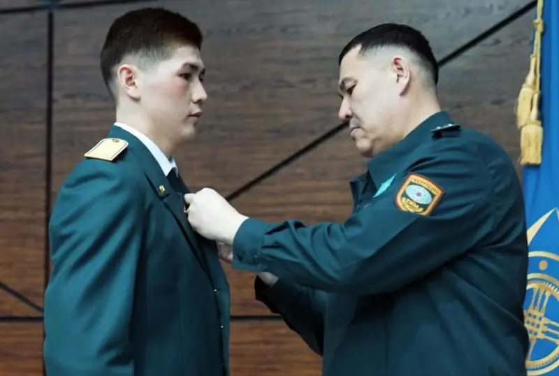 Военнослужащего КНБ наградили за спасение детей при пожаре в Акмолинской области