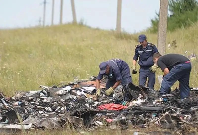 Малайзияда самолёт шаҳар чеккасида қулаб, 10 киши ҳалок бўлди