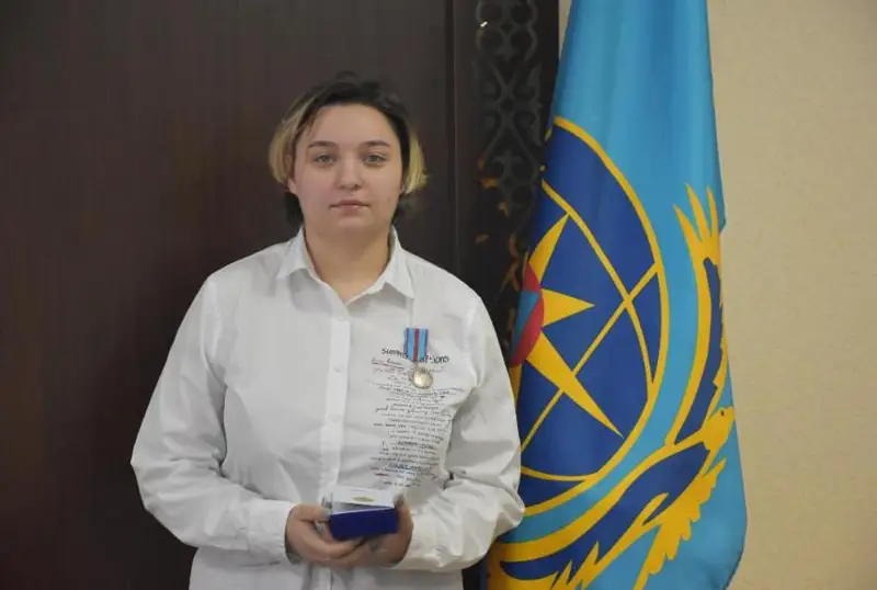 Спасшая мужчину на пожаре в Петропавловске 19-летняя девушка награждена медалью