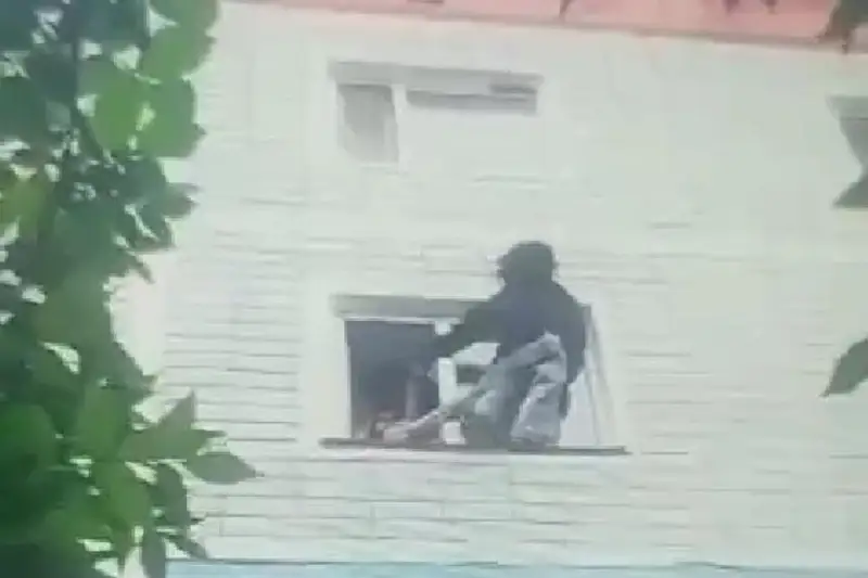 Sátbaevta terezeden sekirmek bolǵan qyzdy polıtseıler qutqaryp qaldy