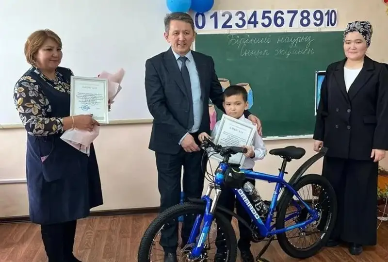 Карагандинские педагоги сделали подарок школьнику, спасшему младшую сестру во время пожара