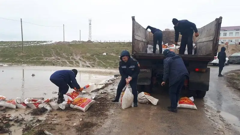Түркістан облысындағы су тасқыны: 4 елді мекенде су бұру жұмыстары жүріп жатыр