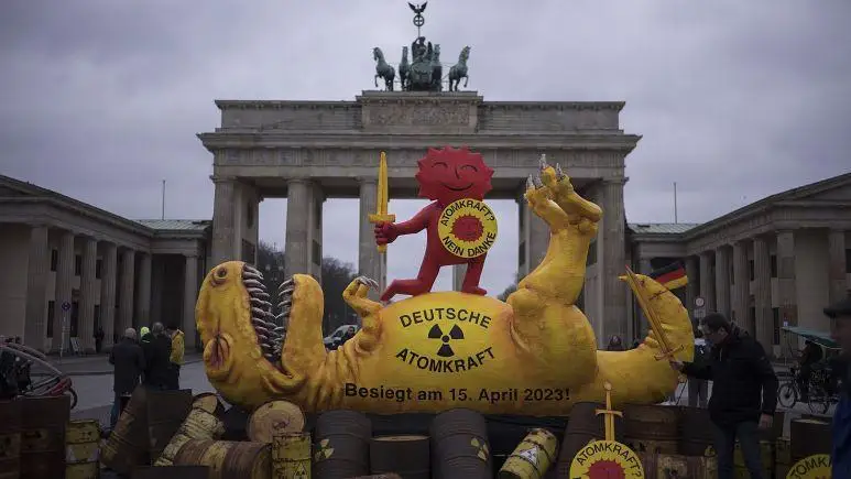 Сторонники и противники АЭС проводят акции в Германии