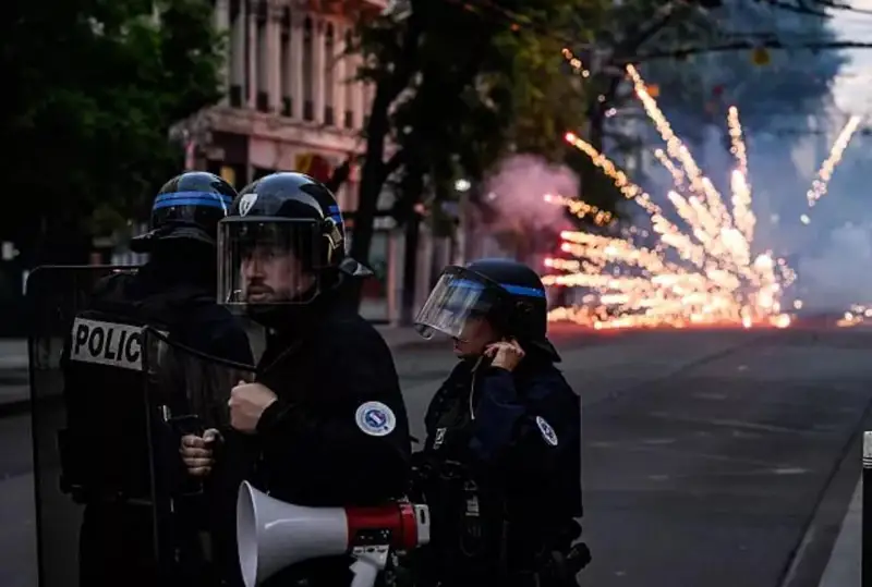 Четвертая ночь беспорядков во Франции: 994 задержанных, вспышки насилия в Лионе и Марселе