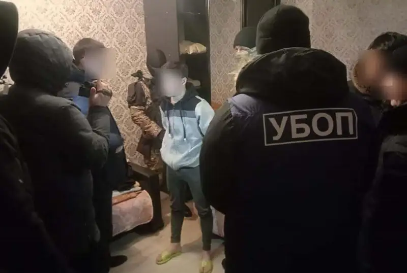 Aqmola oblysynda belgisiz úsheý jergilikti turǵyndy qorqytyp, oǵan eki nesıe rásimdetken