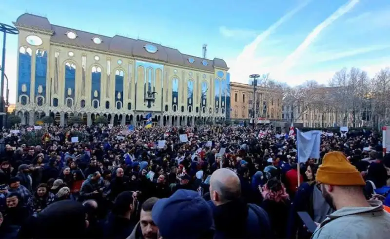 Тбилисида яна минглаб одамлар намойишга чиқди