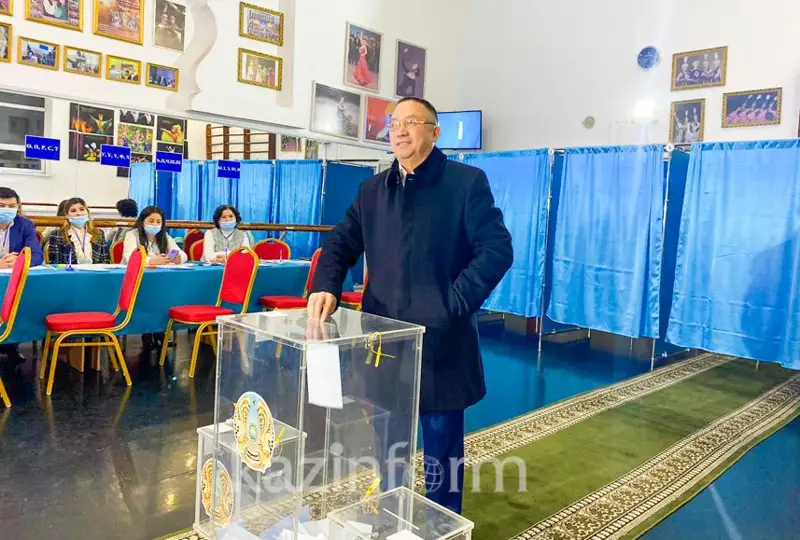 Кандидат в Президенты РК Нурлан Ауесбаев проголосовал на выборах