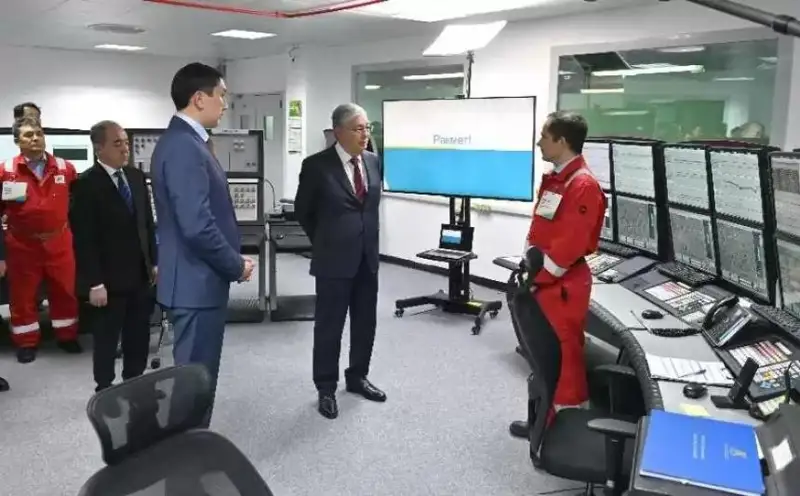 Давлат раҳбари Қарашиғанақни кенгайтириш лойиҳаси билан танишди