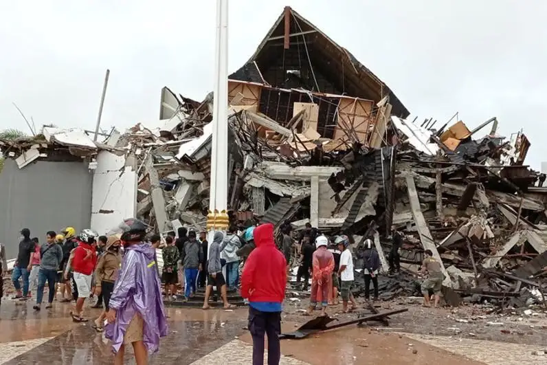印尼发生6.2级地震 已造成32人死亡数百人受伤