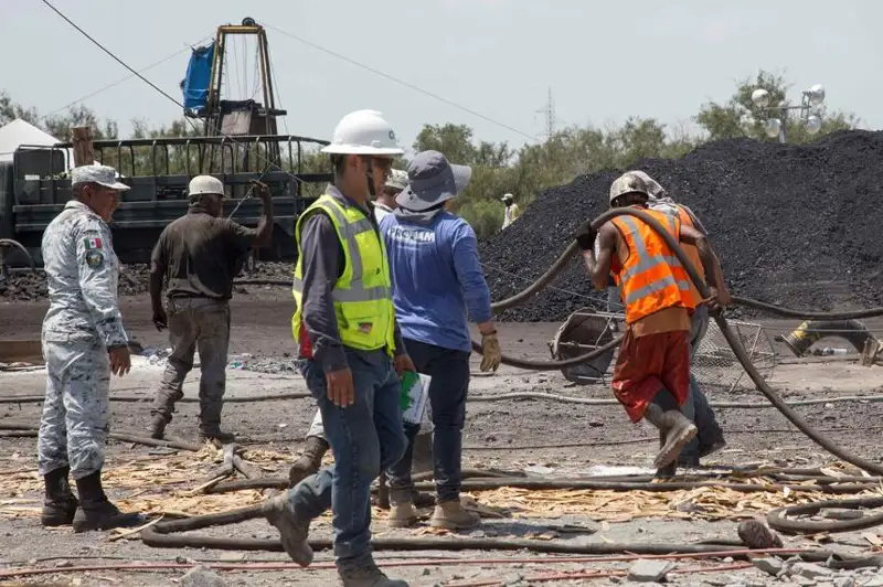 Мексикада шахта ўпирилиб, кончилар ер остида қолиб кетди