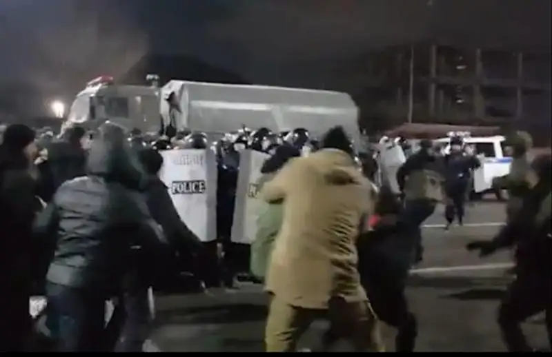 پرەزيدەنت تارتىپسىزدىكتەردە قازا بولعانداردىڭ وتباسىنا كومەك كورسەتۋ تۋرالى ايتتى