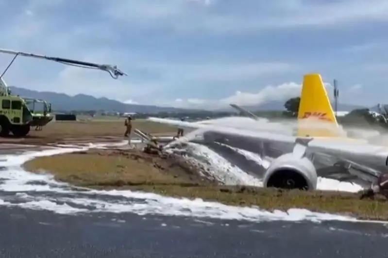 Грузовой самолет сломался пополам при аварийной посадке в аэропорту Коста-Рики