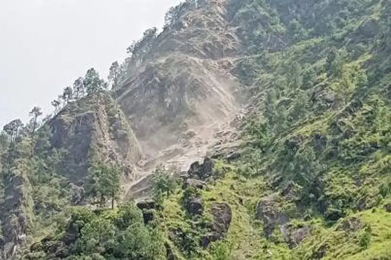 Ҳиндистонда 40 дан ортиқ одам кўчки тагида қолди