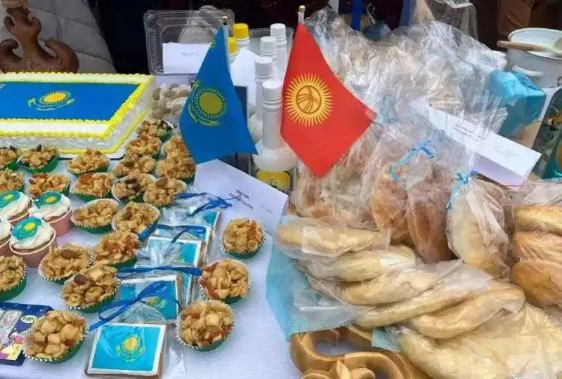 哈萨克斯坦外交官参加比什凯克美食和纪念品外交展