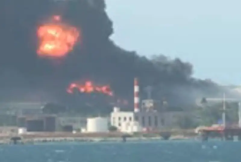 Кубада нефт омбори чақмоқ уриши оқибатида портлаб кетди