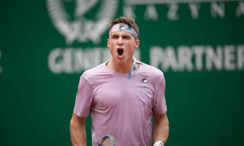 Казахстанский теннисист за день выиграл два матча на турнире в Браге