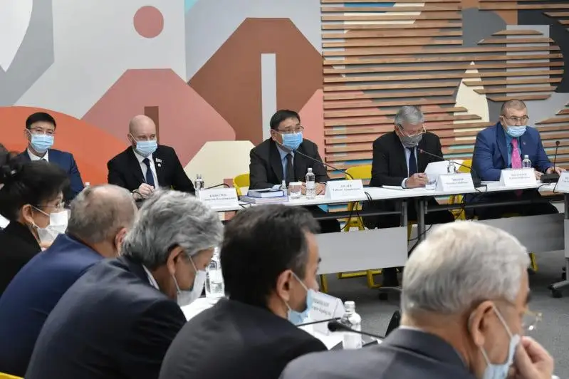 Almaty ákimi Erbolat Dosaev qalanyń qoǵamdyq keńesiniń múshelerimen kezdesti