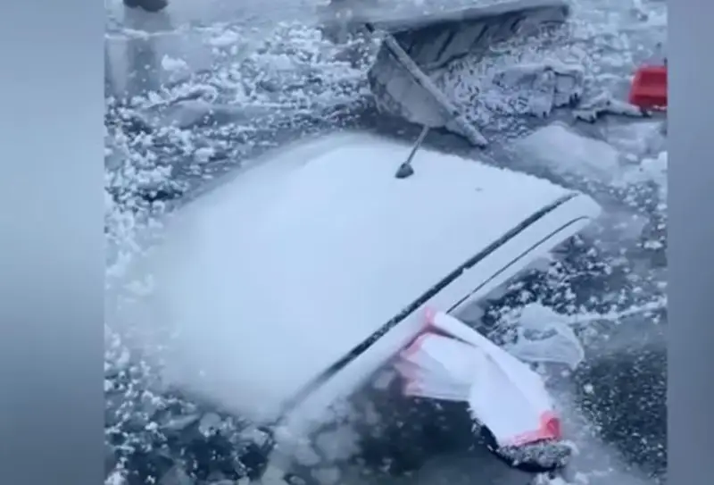 Машина провалилась под лед на реке в Атырау